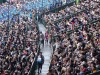彼の「8号門会」で名を馳せ甲子園本も出版して一世を風靡した「ラガーマン」。未だに有名人で観客とのツーショット写真も気軽に応じていた。写真は第4試合、6時を過ぎてもビールを売り
