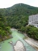 鬼怒川温泉の立岩橋から鬼怒川を見下ろす。この日は少し混濁したアップルグリーンで、いかなる成分がこうさせるのか不明だ。鬼怒川は鬼怒沼を源流とし、茨城県南部で利根川に注ぐ全長