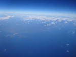 飛行機のなかほど退屈する空間は少ない。唯一の楽しみは窓から見下ろす光景。今まで訪問した場所が特定できれば感動も一入である。写真は紀伊半島突端の潮岬。まだ未踏の地ですが、上