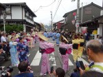 太鼓が濡れるのを恐れてのことです。どれも高価ですから仕様がありませんな。本当にほんとうに、あっという間に控えの公民館へ皆が潜ってしまいました。その雨対策として、「曳山展示