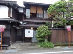 街並み保存というのは全国どこでも同じであります。高層も駄目だし、突出した派手な色も使用できません。黒の色調がメインで、古さを演出させるのであります。コンビニや郵便局も同様