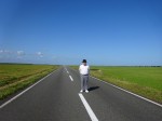 ホルスタインが牧草を食んでいました。ところで「エサヌカ」の意味を調べても今のところ答えが分かりません。ホルスタインの餌の糠でないのは確かです。北海道の地名の多くは「音」に