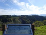 (天守=一の丸)に上り、そこから南東を向いての祖母山系(傾山=1602m、祖母山=1756mなど)の山脈(やまなみ)です。廉太郎が竹田市へ移住したのは1891(明治24年)で12歳の時。そして約2年半後(1894年5月