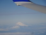 写真はクリスマスで上京した時の往路の富士山です。すっぽりと冠雪していました。私は、北斎や大観の富士は所望ではありませんので・・・やはりデホルメのない自然の実物が一番。話は