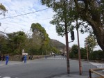 京都市中心市街のホテルからバスで金閣寺へ。金閣寺は創建者、足利三代将軍義満の法号から鹿苑寺とも呼ばれる。八代将軍義政の東山文化に対して北山文化を花開かせた。写真は金閣寺入