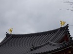 立てる)も現れました。この時代の屋根は草葺(表層は油分の多い茅を使用)ですが、平安時代の掘立柱式住居の屋根は石置きの板葺に変わりました。これらは主に庶民家屋の変遷ですが、平安