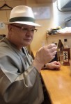 長梅雨に新型コロナで和服を着る機会にもなかなか恵まれない今夏でした。写真の夏大島は少し季節が遅れていますが、今を逃しては・・・と思いパナマに下駄を履いて居酒屋へ出陣しまし