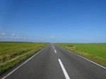 写真はエサヌカ線・・・真直線で4kmもある。点で見える車がカメラの位置まで来るのに相当の時間がかかる。2019年10月に網走のモヨロ貝塚遺跡と宗谷岬を観光したときに通過した猿払の光景