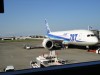 パッと見と飛行中(次写真)の印象は翼が長いということ。B747-400Dの全長(59.6m)よりも長い60.1m。さすがに全長は56.7mでB747-400Dの70.7mに及ばない。同じく全高は16.9mで19.4mより低い。B747-400Dの→