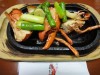 の「甲羅焼」。写真はオマールエビの「勝しんスタミナ焼」(アスパラとニンニクのバター風味、伊勢海老や草履蝦の提供もあり)。福岡の客人を交えて3人で愉しんだが・・・美味さに会話も