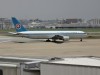 宮崎空港も羽田もそうだが、店によっては飛行機の発着を楽しめる。国際空港だと初めて見る外国の機体マークも珍事ではない。写真は久しぶりに遭遇したANAのモヒカン君だが何となく懐か
