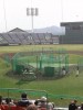 2日の昼休み、スタッフ3名を引き連れて(連れられて)サンマリンへ。出立して15分の時間で球場へ到着。弁当を買って観劇ってとこだ。月曜とあって観客は少なめ。バッティングピッチャーを