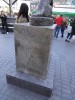ハチは1923年11月、大館に生まれ、50日齢で上野博士のもとに飼われ、1年半ほど生活を共にした。博士が1925年5月21日、当時の駒場の大学構内で急逝して以降も10年間渋谷駅に朝夕通って教授の