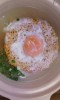 この丼は、以前売られた「チキンラーメン」専用のもの。麺の中央には生玉子が上手く乗るように窪みが施してある。冷蔵庫から出したての玉子はスープが温むので、不味い。