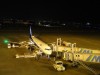 飛行機に詳しくありません。その筋に聞くに、機首がストレートに切れ落ちているのがボーイングで、エアバスは操縦席窓で段差があり、先端が丸みを帯びているそうです。同じ時刻に待機