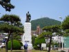 郭内を散策するのがよいでしょう。写真は函館山を後ろ盾に市内を眺望する高田屋嘉兵衛です。函館の祖として市民はじめ道民から讃えられています。「菜の花の沖」の司馬さんは江戸時代