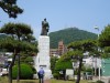 たそうです。ランドマークの函館山を背にして巨大な嘉兵衛塔を建立した函館市民の思いの丈がしれます。五稜郭とともに函館の街を挟んで護衛しているかのようです。司馬さんも生前、近