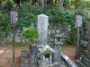 写真は松下村塾4天王の筆頭、久坂玄瑞の墓。松陰の妹、文と結婚したが、1864年7月の蛤御門(禁門)の変を指導し、受傷後自刃。位階は正4位だから松陰、晋作、龍馬らと同格。贈は死後の授与