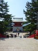 大繁盛なのに法隆寺は閑散でした。下関も同様、当たり前かもしれませんが、功山寺や東行庵は閑散。萩も賑っているのは松陰神社と萩城下のみ。右は本殿左側にある平家一門を祀った墓地