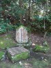 との中ほどに立つ。写真は松陰先生の生家跡。産湯に使ったであろう井戸跡。広島から萩へ移り住んだ家臣は幾多。幕末の実石高は百万石を優に超えたという。松陰先生を生んだ藩風は、長