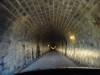 →側溝を工事してからは無理・・・だと云う。この写真は普通車のレンタカーで通過中だが、今はトンネルに入る前に対向車を確認し、来るようであれば入口で待機するとのこと。川端も踊