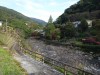 →下りて、小川ふのほとりにある共同湯の横の橋を渡った。橋の向こうは温泉宿の庭だった。」と書かれた湯ケ野温泉の橋と「福田家」。「湯ヶ島を朝の八時に出たのだったが、その時はま