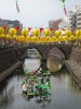一人)ら総勢43名の有志であった。亀山社中ではガイドのオジさんと長らく語らい、新しい知識を得、柱を背に龍馬坐りで模擬の佩刀を差し、写真を撮ってもらった。また一歩も二歩も龍馬に
