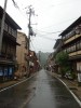 写真は早朝の城崎温泉の街。6つか7つの外湯が6時半に開く。その一番札を求めてか、観光客が列を作っていた。わたくしはそれを尻目に志賀直哉が歩いたであろう道を辿った。右写真は志賀