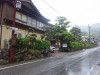 宿の壁の漆喰は一部が朽ちかけており、かえって情緒が深まった。この城崎温泉も他の観光地同様にか、都会化され洗練されたファッションの若者やインバウンドさんらが闊歩していた。湯