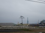 →に済んだという、幸運連続のシンボルです。中央の写真は大船渡市の大船渡湾の岸辺に建設中の防波堤です。至る所、未だ完全には出来上がっていません。この写真は陸前高田市の「一本