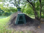 モヨロ貝塚館の周りを散策・・・当時の竪穴式住居跡が復元されていました。竪穴式住居は縄文・弥生・古墳時代に広く見られたのですが、奈良時代になっても竪穴式だったという。710年建