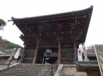 有名であろう。写真は長谷寺の総門である「仁王門」で、現在の建物は明治22年(1889)の再建。しかし額寺は後陽成天皇(在位1586～1611)となかなか古い。仁王門を潜ると現れるのが右の写真の「