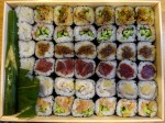 ますぞよ。写真は同じく細巻の折ですが、文字通り「鮨詰」状態です。江戸末期以降、歌舞伎見物をするのに場内飲食として重宝したのであります。少々の振動では型崩れしない、これが本
