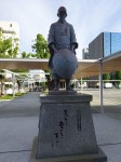 獣医療は「何でも屋」の面が強いので、毎日が平凡に過ぎるということは無いかもしれなしが、新型コロナ前に比較したら、やはり単調な日々である。朝一番の日課は、前日のダウ平均株価