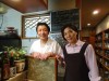 いつもの居酒屋「一八」の大将と女将さん。「最新のデジカメを買ったので撮らせて下さい。」と頼むと、快く応じてくれた。この日は「パッチン海老」の味噌汁と例の「天然鮎の塩焼」を