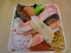 込んでやった。まだまだ晩秋、もういちどは名残の鮎を喰わねば、年は越せまい。写真は今日3日から始まった山形屋の「北海道物産展」で求めた「海鮮丼(弁当)」。愚妻の年中行事の一つと