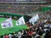 は上昇気流。写真は、外野指定席でなびかせられる「東北応援」の大旗。被災4県の県名が大きく書かれる。応援にもついつい引き寄せられる。このさらに後方には、10名ほどの意気軒昂な若
