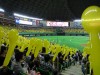 7回の表に入ると、誰彼となく風船を膨らまし始める。球場の売り子から買う人間は数える程だから、多分にいつも持ち歩いているに違いなかろう??? その数、もしかしたら3万個かも?? 教えて