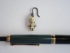 の内視鏡。写真の正体はピアスでした。レントゲンではQPが、実はTHE SKELETON OF THE QP でした。熱中症だけでなく誤食にも要注意ですぞ。これからの猛暑の日々、何事も気を抜かない事だ。