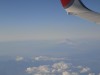 スペックによれば、使用機材はBOEING 737で、翼の先端がピョンと切り立っている。なんとも燃費が節約できるそうだ。座席は左右とも3列の計6席で約180席の中型機。これからは小型・中型機の