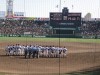と阪神電鉄を乗り継いで甲子園へ。チケット売り場へ並んだのが6時15分。既に、相当の人間が行列を作っていた。7時半に発券が開始され、第一試合の北照vs光星学院では注目の光星学院の主
