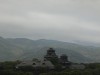 左の写真はタクシーの中から撮影した路面電車の停車駅風景。雨に煙る風情ある光景だ。ホテル日航の窓から見た、西にそびえる熊本城・天守閣の遠望。結婚式場は隣の「加藤神社」で厳か
