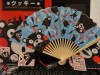 ラーメンもおすすめ。写真は「くまモン」オンパレード。小生の所望の一つが扇子。それを知ってか、スタッフが「くまモン扇子」の土産をくれた。絵柄は今、アメリカで流行りの鯉に水草