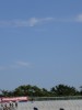 れたが勝利の女神が微笑んでの辛勝。写真には空港を離陸した飛行機が映る。心地好い秋風にのってそれこそ澄みわたるブルースカイに吸い込まれる白球。この時期の野球観戦は物思いには
