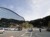 博物館の建屋は丘の、いや山の頂きに浮かぶ、彼の菅原道真もびっくり仰天で覚醒しそうなガラス壁の近代的代物だ。周囲の晩秋景観とは少しミスマッチの感。展示館内は人波犇く牛歩状態