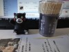 土産にもらった「うつぎ楊枝」。日本橋「木屋」で売られている高知産で約270本入りと書かれてある。楊枝は古代インドで「歯木」として発明され、中国に伝わって虫歯の痛み止めの効用が