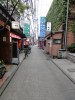 ある夕刻、そう土曜日だったか。診療をY先生に任せ、早刻のニシタチ放浪。時間は5時過ぎ。いつもの駐車場から目当ての店へ徒歩中途、2人の店主に遭遇。まだ陽の沈まぬ時間にうろつく親