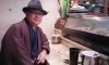 小生の最近の居酒屋風景。帽子と誂(あつら)えの着物と羽織。帽子はイタリア製のボルサリーノ(Borsalino)。フェルト(獣毛)は本来のウサギの毛である。少し深めで斜めに、前方のブリムを曲げ